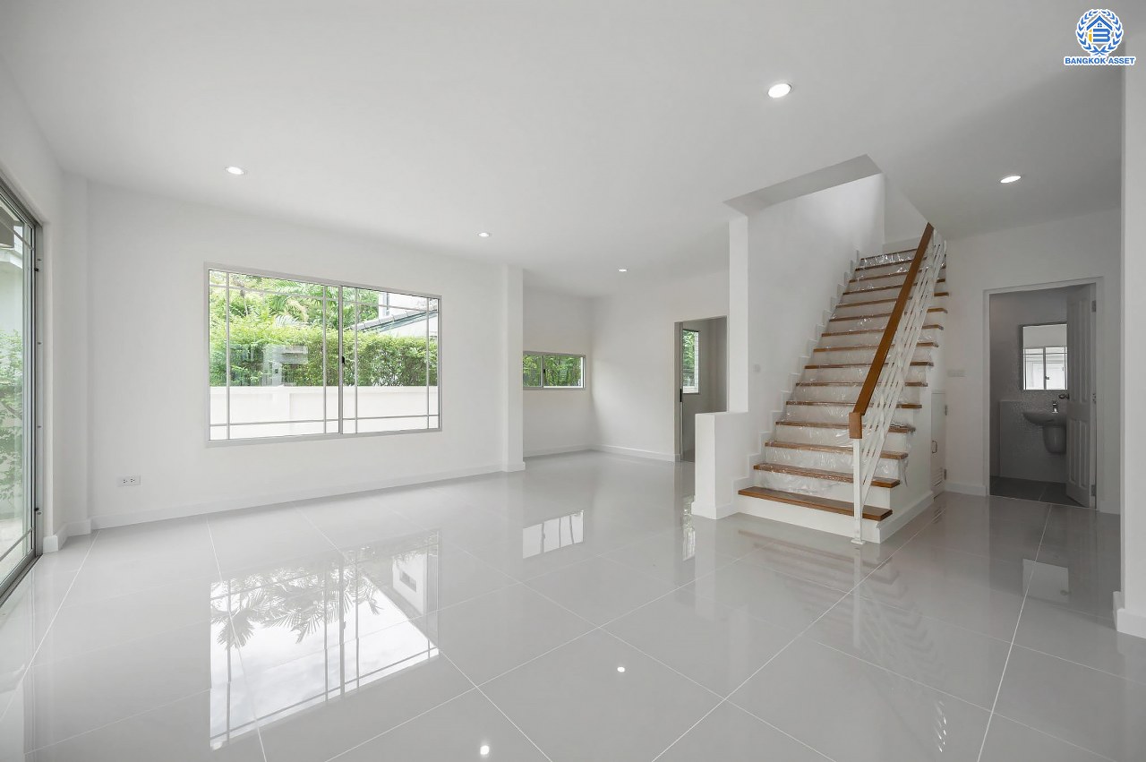 บ้านมือสองตกแต่งใหม่ แบรนด์สุดหรู L&H โครงการ มัณฑนา แจ้งวัฒนะ-ราชพฤกษ์ เนื้อที่ 57.9 ตร.ว. ฟังก์ชัน 3 ห้องนอน 3 ห้องน้ำ จอดรถได้ 2 คัน ทำเลเดินทางเข้า-ออกเมืองสะดวก เชื่อมต่อถนนชัยพฤกษ์แจ้งวัฒนะ ถนนราชพฤกษ์ ใกล้รถไฟฟ้าสายสีชมพู "สถานีปากเกร็ด" ใกล้ "โรบินสันไลฟ์สไตล์"